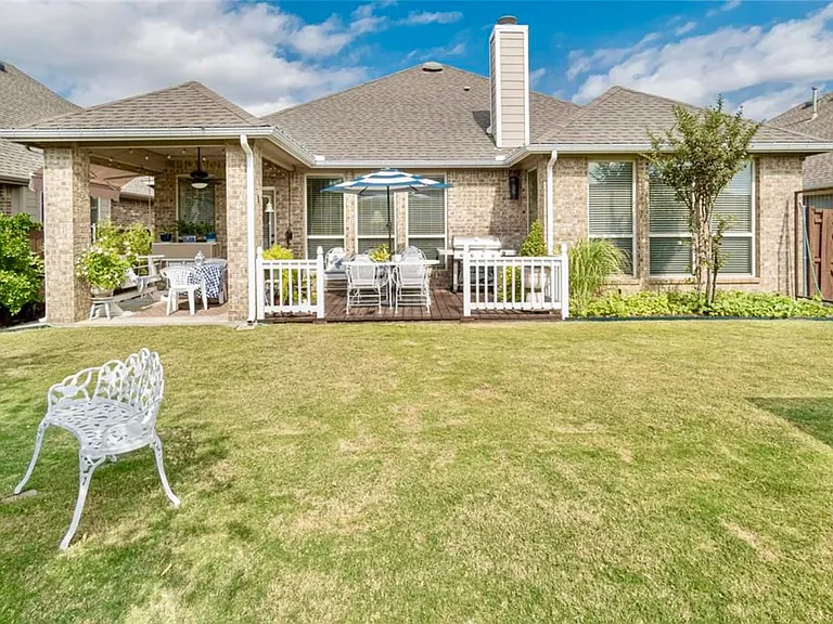 908 Lake Grove Dr — Photo 7