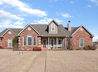 403 Honeysuckle Dr, Wagoner, OK 74467