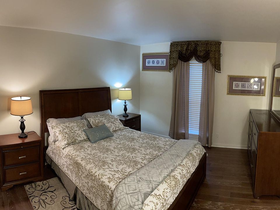 Main Bedroom / Queen bed and walk-in closet