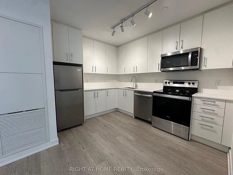 3 Strathgowan Ave #202 — Photo 16