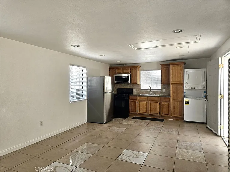 656 W 21st St — Photo 4