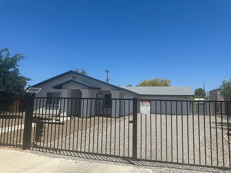 1133 E Hedrick Dr — Photo 4