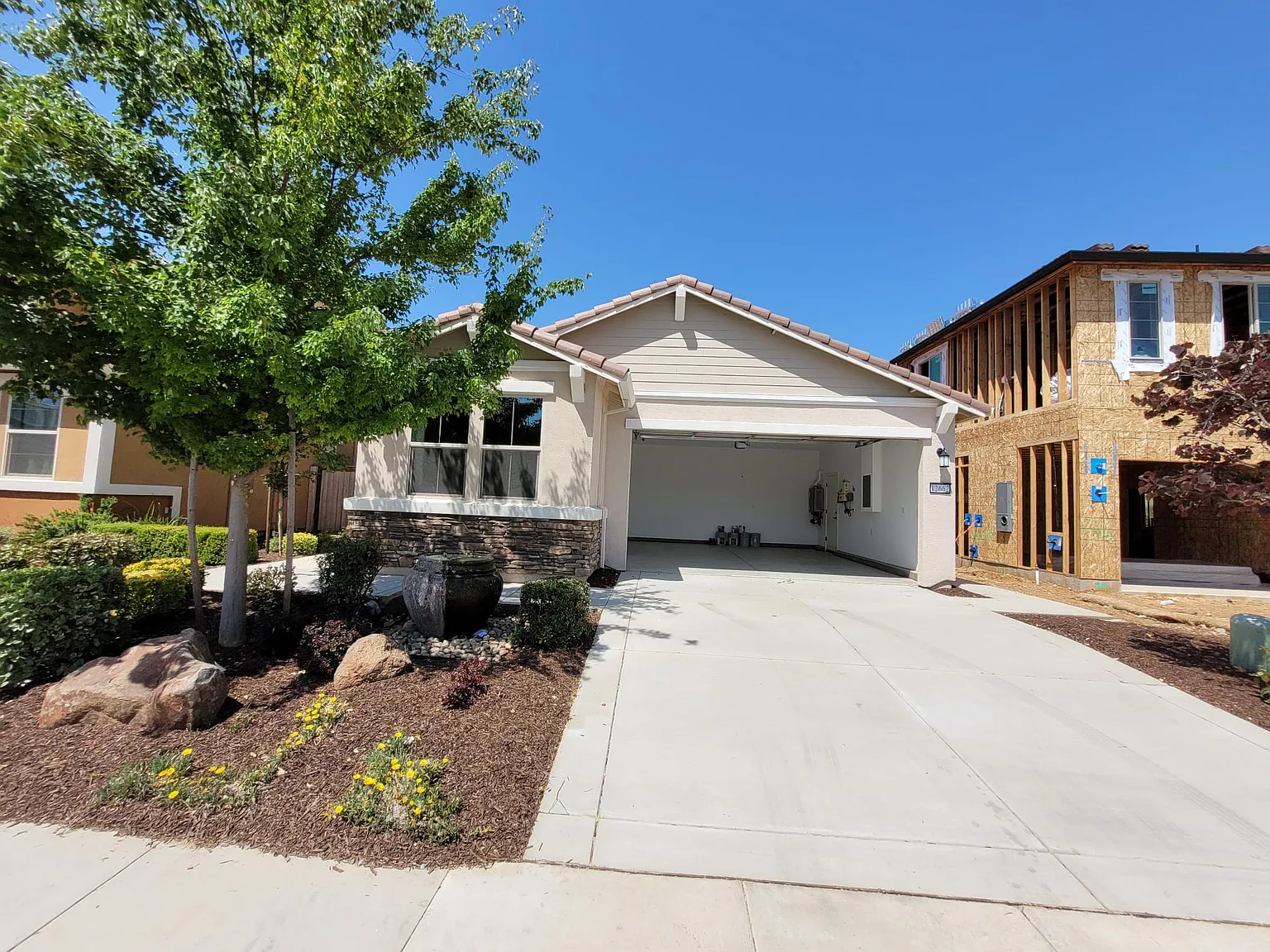 4 bed, 1880 sqft, $3,200 — Photo 2