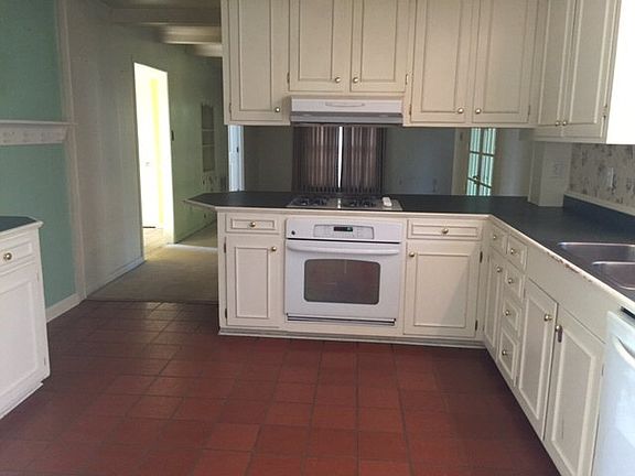 2nd image of 1721 Holly Ln