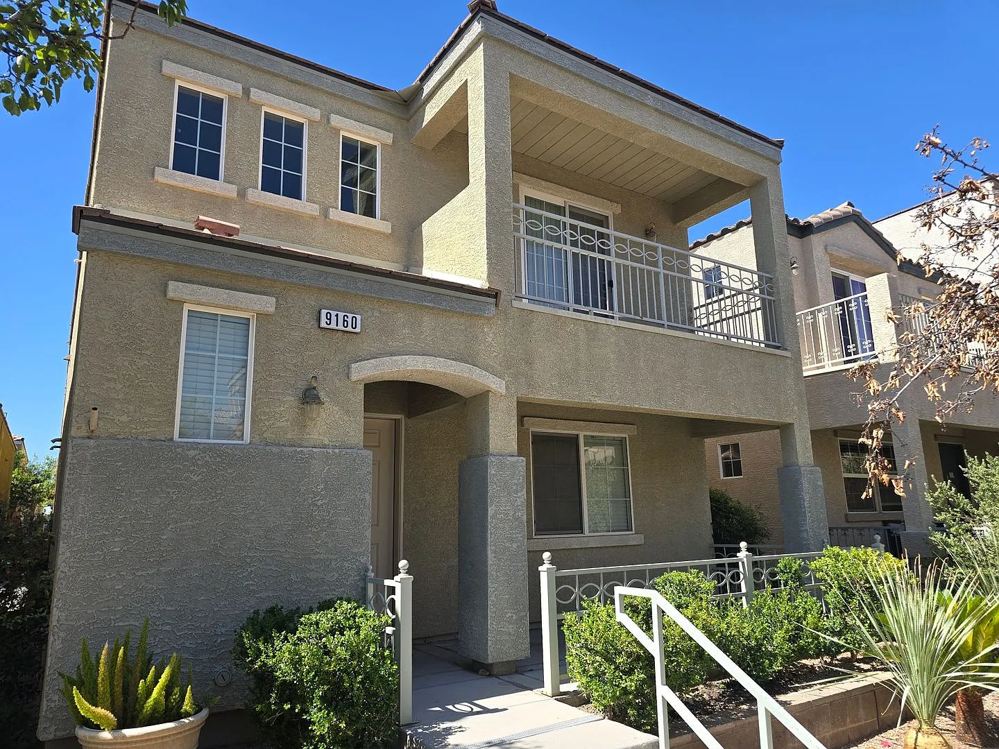 Gorgeous 2 Story-3 Bedroom*Close To Schools-Shopping Centers*Community Pool* — Photo 2