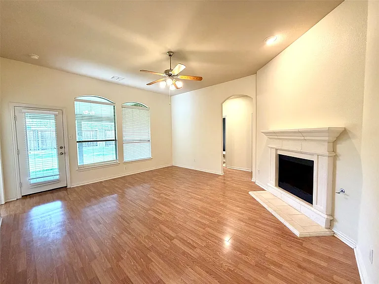 9404 Caliente Dr — Photo 6