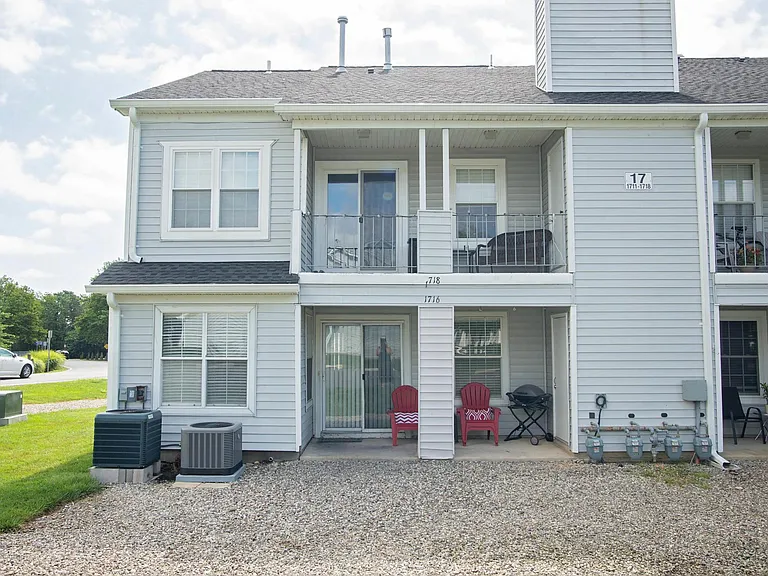1716 Waters Edge Dr — Photo 3