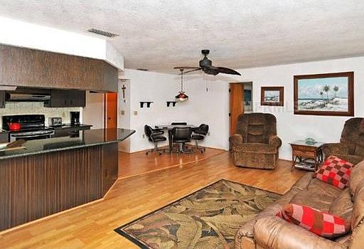 4th image of 389 Pineview Dr