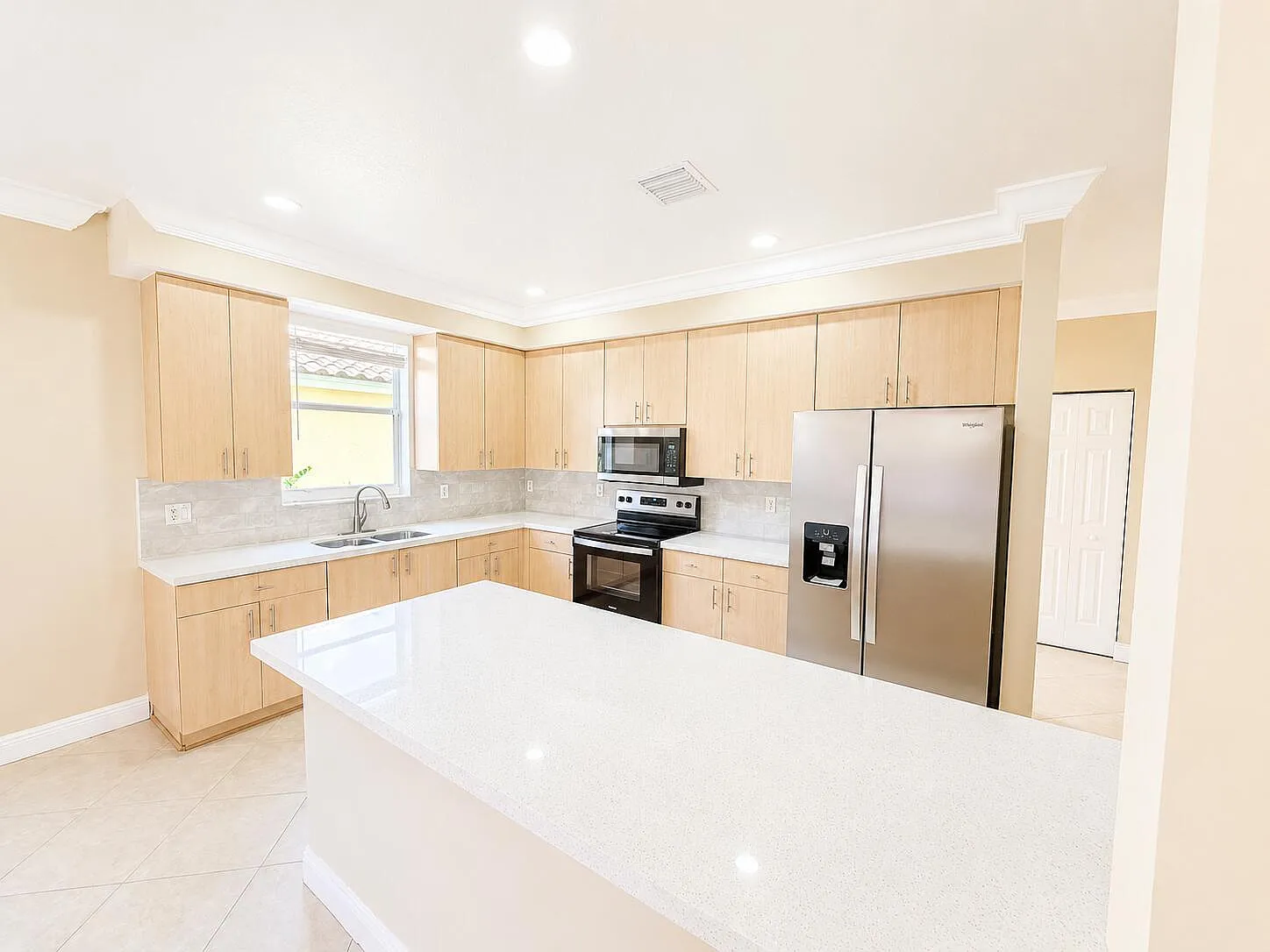 5 bed, 3.5 bath, 2742 sqft, $5,350 — Photo 2