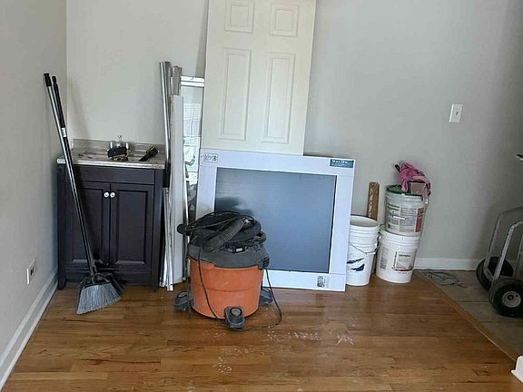 3rd image of 5917 N Kenmore Ave APT 429