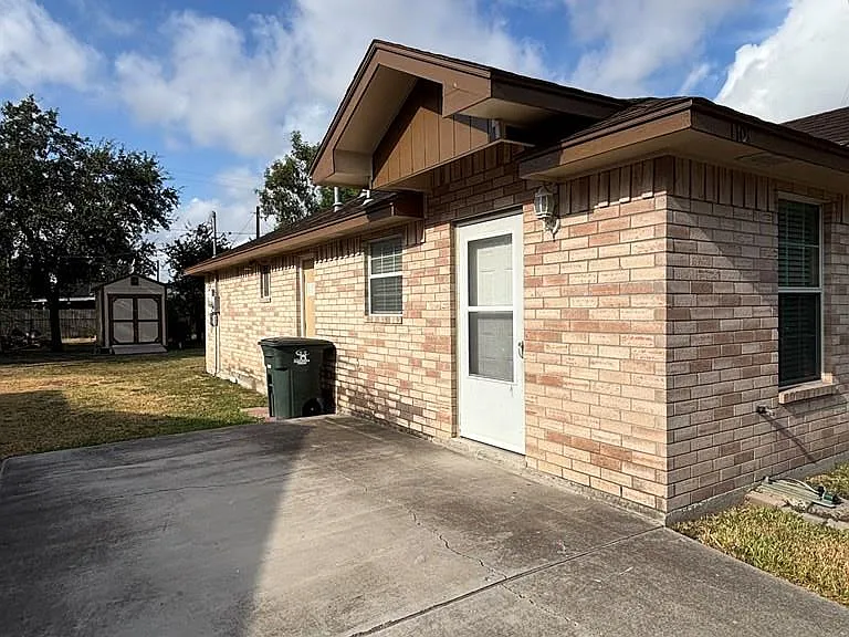 1101 W Jefferson Ave — Photo 3
