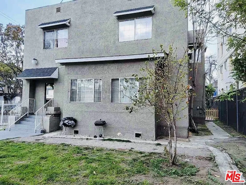 9 bed, 4.0 bath, 3032 sqft, $7,995 — Photo 3