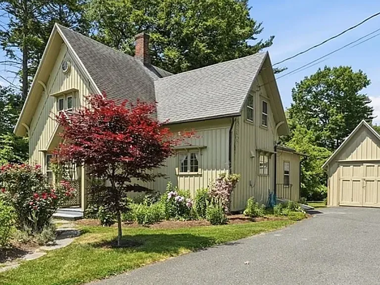 38 Round Hill Rd — Photo 1