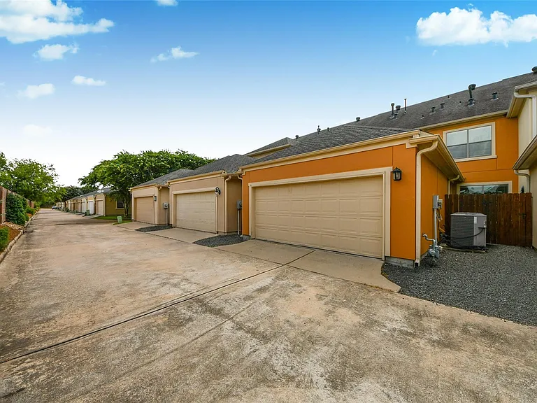 2046 Palm Forest Ln — Photo 38