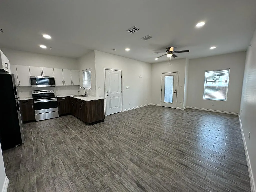 302 Sylvia Handy Drive - C5 — Photo 2