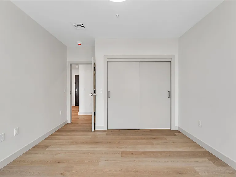 Bank Street Apartments — Photo 28
