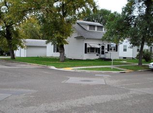 902 McHugh Ave, Grafton, ND 58237