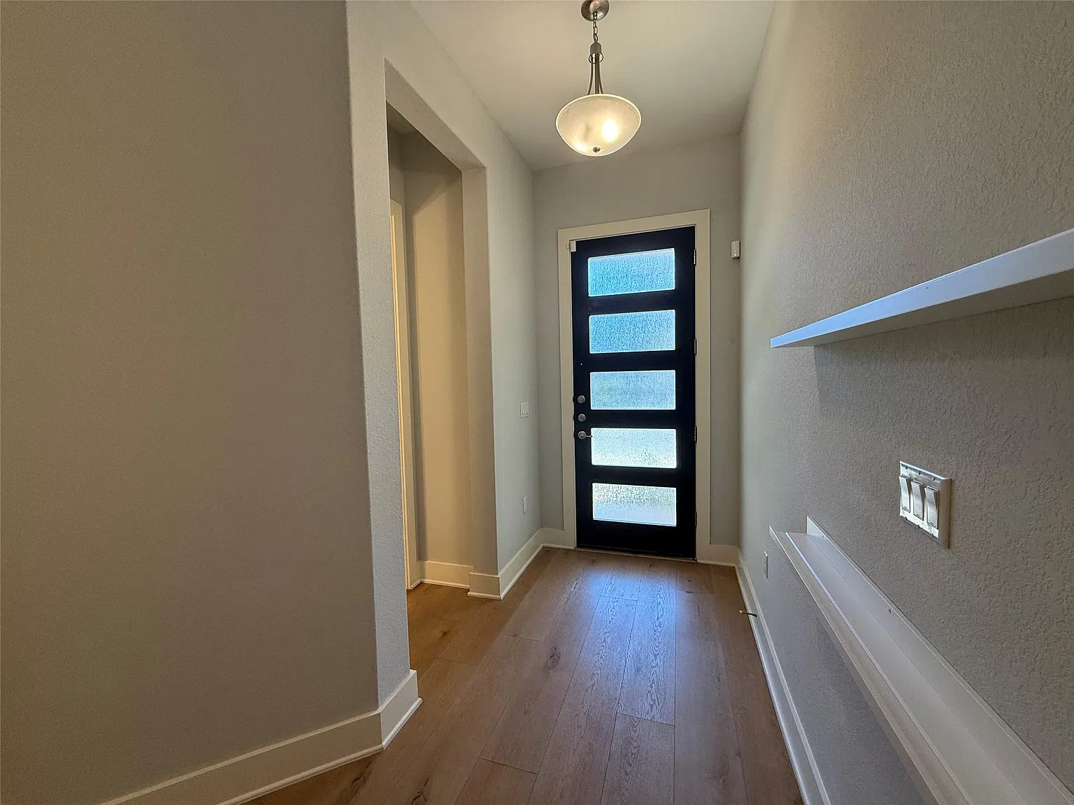 4 bed, 2.5 bath, 2354 sqft, $2,600 — Photo 2