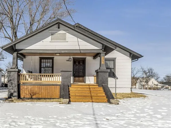 902 Pacific Ave, Osawatomie, KS 66064