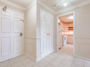 3695 Kaneff Cres #612, Mississauga, ON L5A 4B6