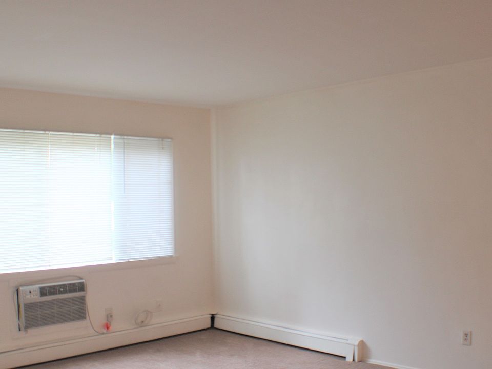 2nd image of 205 Marian Pkwy APT 1C