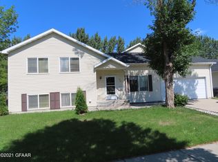 476 Burdick Ct, Grand Forks, ND 58203