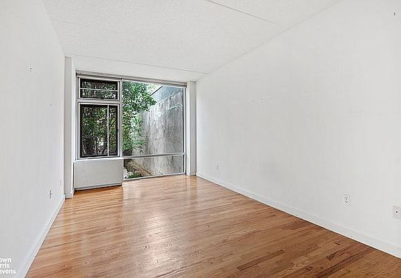 4th image of 475 Sterling Pl APT 1F