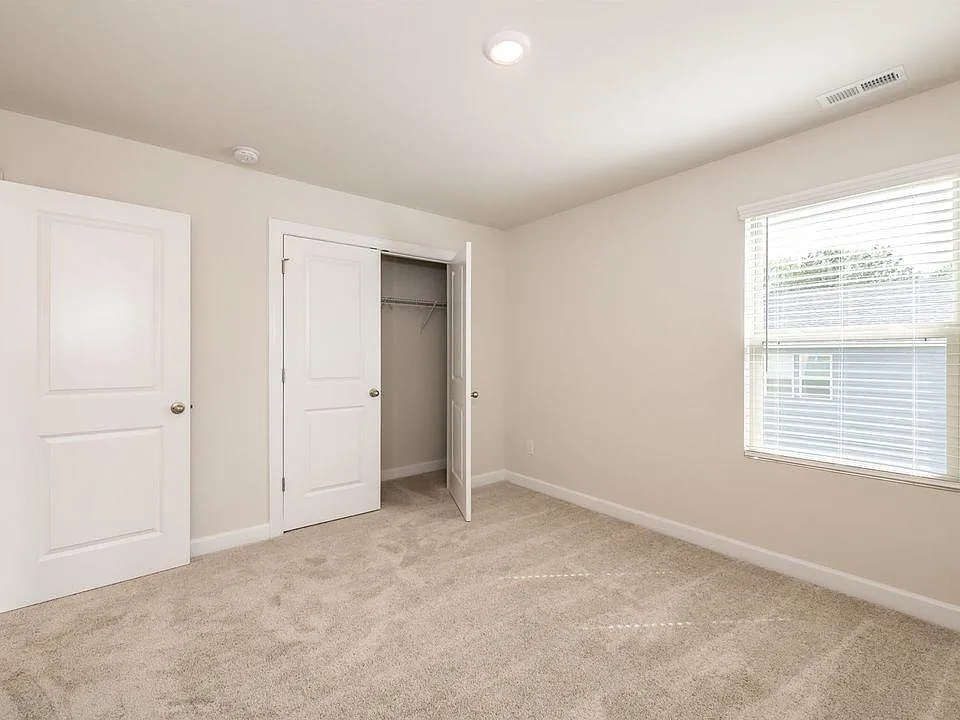 3 bed, 2.5 bath, 1887 sqft, $2,400 — Photo 4