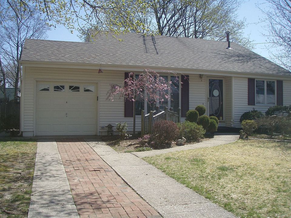 1st image of 28 Superior St