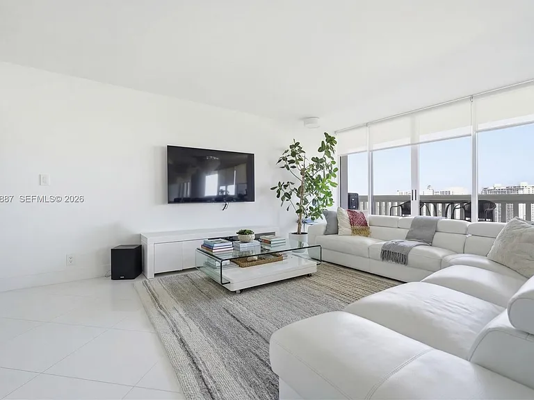 1000 W Island Blvd #2806 — Photo 2
