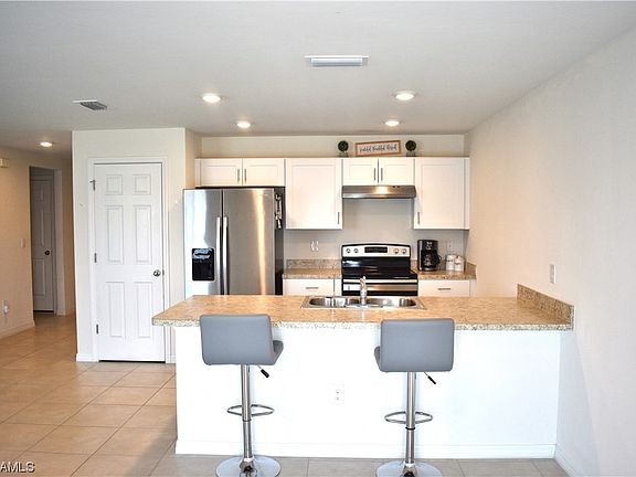3rd image of 1004 NE 40th St