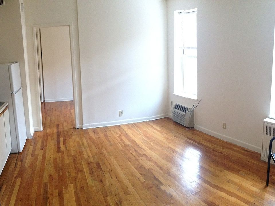 2nd image of 320 W 96th St APT 5b