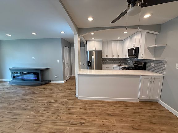 3rd image of 9S070 Lake Dr #13-203