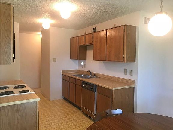 3rd image of 823 Woodgreen Dr