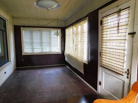 2nd image of 109 W Oak St