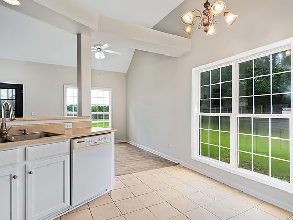 4th image of 117 Camden Lake Dr