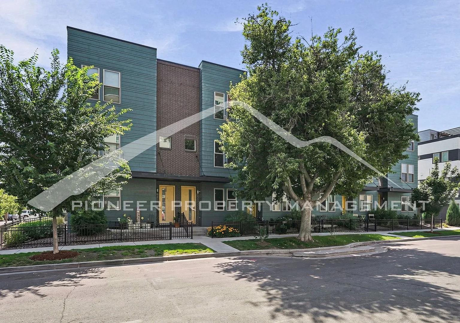 Gorgeous Townhouse with Central AC and Rooftop Deck — Photo 1