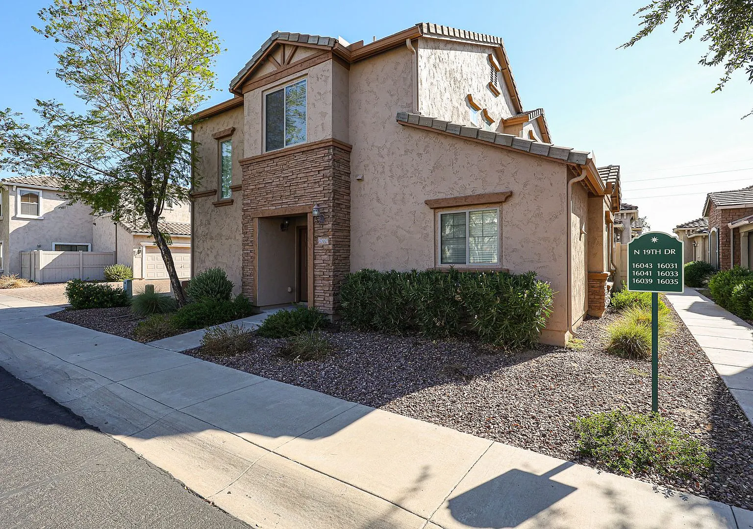 Stunning & Completely Updated In Gated Community! — Photo 2