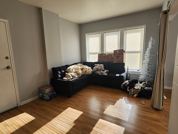 Living Room
14'10" x 10'5"