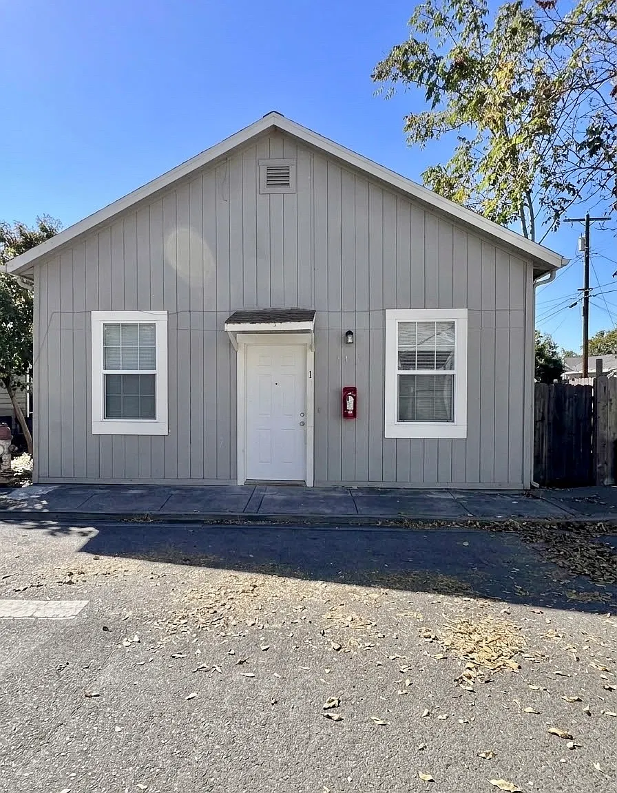 3 bed, 1000 sqft, $1,750 — Photo 1