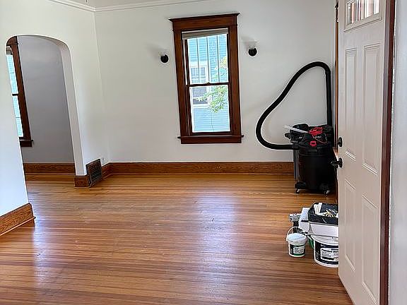 4th image of 864 S Grandview Ave