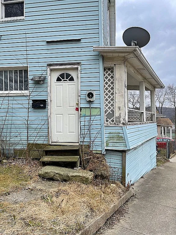 916 Saint Clair Ave photo 1
