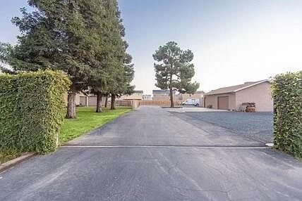 3rd image of 3835 E Noble Avenue