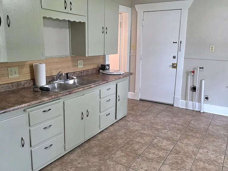1522 W High St — Photo 5