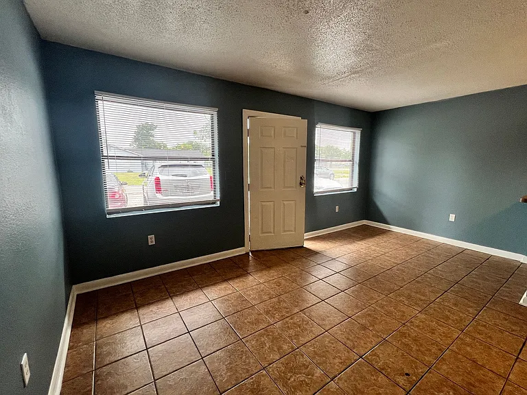 1030 W Walnut St — Photo 16