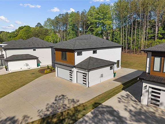 3rd image of 764 Riverside Rd