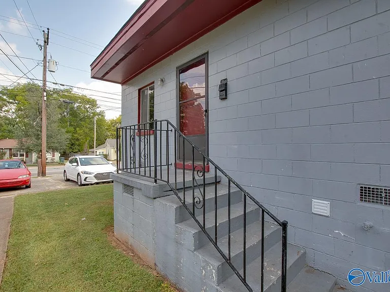 1330 Oshaughnessy Ave NE #A — Photo 3