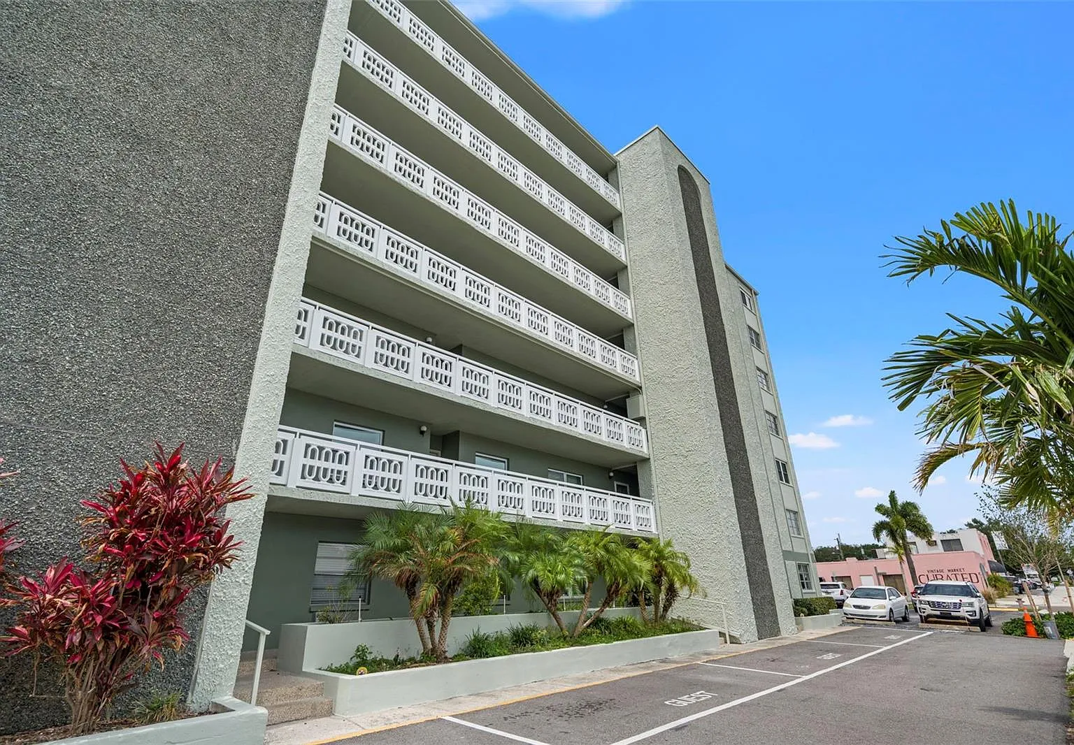 2 bed, 1.0 bath, 1085 sqft, $2,300 — Photo 2