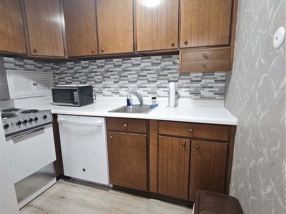 3rd image of 112 Washington Pl APT 12K