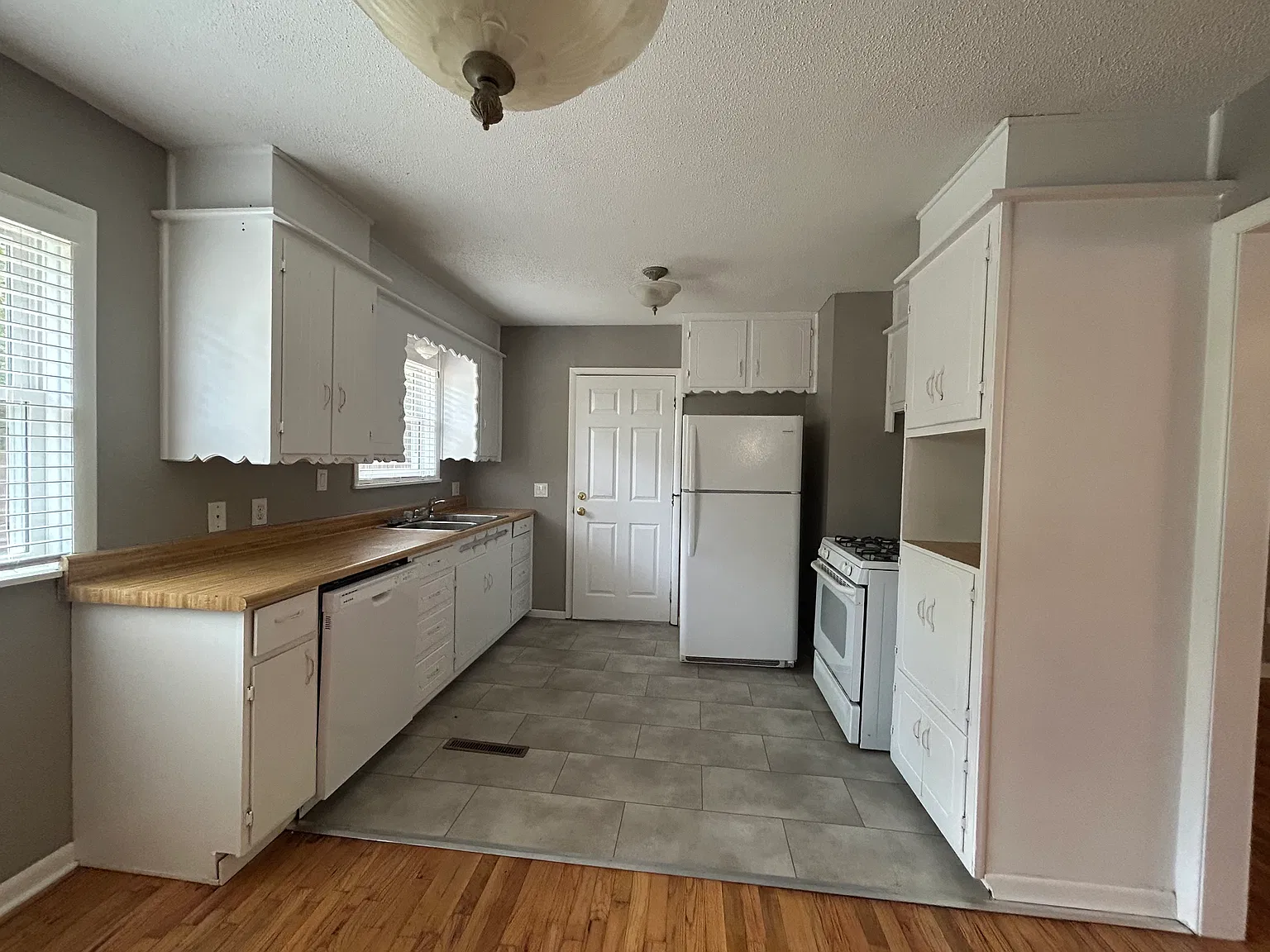 3 bed, 1.5 bath, 1200 sqft, $1,750 — Photo 3
